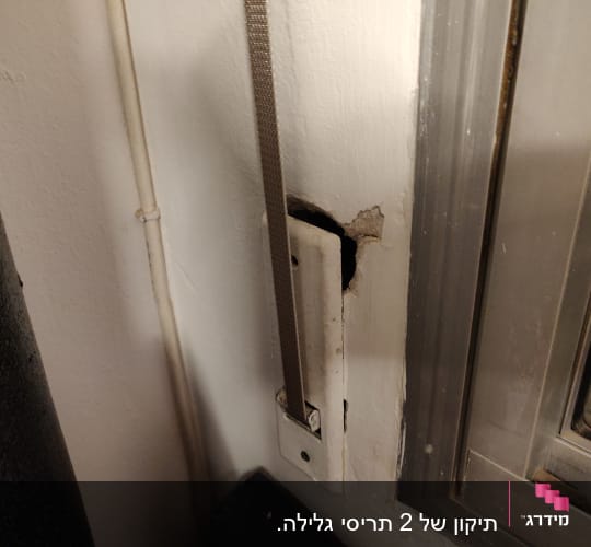 רצועת תריס ליד חלון עם קיר פגום